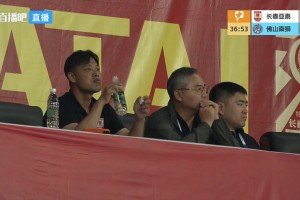 37分鐘5-0領先！前中國足球先生杜震宇在長春亞泰主場表情輕松