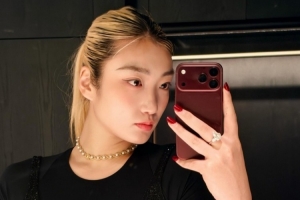 李夢新手機亮相：一抹紅引領(lǐng)變革？女籃格局或?qū)⒅厮? loading=