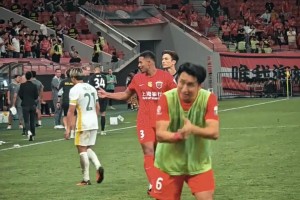 有情有義！海港VS國安賽后，張源向老東家國安球迷鞠躬致謝